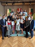 Überreichung der Diplome - links Gesundheitslandesrat Karlheinz Kornhäusl - an die neuen Pflegefachassistentinnen und -assistenten. © Land Steiermark Überreichung der Diplome - links Gesundheitslandesrat Karlheinz Kornhäusl - an die neuen Pflegefachassistentinnen und -assistenten.