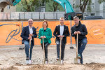 Johann Trummer, der Erfinder des innovativen, neuen Detentionsdaches, das beim Bauprojekt in der Eckertstraße zum Einsatz kommt, Wohnbaulandesrätin Simone Schmiedtbauer, Rottenmanner-Vorstand Mario Kleissner und Landtagsabgeordneter Wolfgang Moitzi (v.l.) beim Spatenstich in Graz-Eggenberg. © Land Steiermark/Binder; bei Quellenangabe honorarfrei