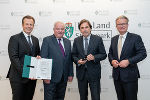 LR Karlheinz Kornhäusl (l.) überreichte LH a.D. Franz Voves den Ehrenring für sein Lebenswerk als Sportfunktionär, die beiden Nachfolger von Voves LH a.D. Hermann Schützenhöfer (2.v.l.) und LH Christopher Drexler (r.) gratulierten © Land Steiermark/Robert Binder; Verwendung bei Quellenangabe honorarfrei LR Karlheinz Kornhäusl (l.) überreichte LH a.D. Franz Voves den Ehrenring für sein Lebenswerk als Sportfunktionär, die beiden Nachfolger von Voves LH a.D. Hermann Schützenhöfer (2.v.l.) und LH Christopher Drexler (r.) gratulierten