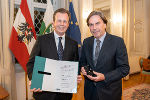 LR Karlheinz Kornhäusl (l.) überreichte LH a.D. Franz Voves den Ehrenring für sein Lebenswerk als Sportfunktionär © Land Steiermark/Robert Binder; Verwendung bei Quellenangabe honorarfrei LR Karlheinz Kornhäusl (l.) überreichte LH a.D. Franz Voves den Ehrenring für sein Lebenswerk als Sportfunktionär