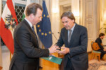 LR Karlheinz Kornhäusl (l.) überreichte LH a.D. Franz Voves den Ehrenring für sein Lebenswerk als Sportfunktionär © Land Steiermark/Robert Binder; Verwendung bei Quellenangabe honorarfrei LR Karlheinz Kornhäusl (l.) überreichte LH a.D. Franz Voves den Ehrenring für sein Lebenswerk als Sportfunktionär