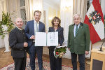 Großer Josef Krainer-Preis: Michael Krainer, LR Karlheinz Kornhäusl und Gerald Schöpfer (v.l.) mit Karla Kowalski © Land Steiermark/ Foto Fischer Großer Josef Krainer-Preis: Michael Krainer, LR Karlheinz Kornhäusl und Gerald Schöpfer (v.l.) mit Karla Kowalski