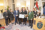 Josef Krainer-Heimatpreis: Michael Krainer, LR Karlheinz Kornhäusl und Gerald Schöpfer mit der Gastro-Familie Grossauer © Land Steiermark/ Foto Fischer Josef Krainer-Heimatpreis: Michael Krainer, LR Karlheinz Kornhäusl und Gerald Schöpfer mit der Gastro-Familie Grossauer