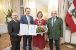 Josef Krainer-Heimatpreis: Michael Krainer, LR Karlheinz Kornhäusl und Gerald Schöpfer (v.l.) mit Annemarie Schlack © Land Steiermark/ Foto Fischer Josef Krainer-Heimatpreis: Michael Krainer, LR Karlheinz Kornhäusl und Gerald Schöpfer (v.l.) mit Annemarie Schlack