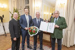 Josef Krainer-Heimatpreis: Michael Krainer, LR Karlheinz Kornhäusl und Gerald Schöpfer (v.l.) mit Hans Stolz (2.v.r) © Land Steiermark/ Foto Fischer Josef Krainer-Heimatpreis: Michael Krainer, LR Karlheinz Kornhäusl und Gerald Schöpfer (v.l.) mit Hans Stolz (2.v.r)