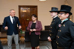 LH Kunasek und LH-Stv. Manuela Khom bekamen Besuch von den steirischen Rauchfangkehrern. © Land Steiermark; Verwendung bei Quellenangabe honorarfrei LH Kunasek und LH-Stv. Manuela Khom bekamen Besuch von den steirischen Rauchfangkehrern.