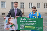Bildungslandesrat Stefan Hermann sowie Landeshauptmann-Stellvertreterin Manuela Khom erinnern an den erfolgten Start des Kinderportals. © Foto: Land Steiermark/Resch; bei Quellenangabe honorarfrei Bildungslandesrat Stefan Hermann sowie Landeshauptmann-Stellvertreterin Manuela Khom erinnern an den erfolgten Start des Kinderportals.