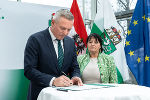 LH Mario Kunasek unterschrieb die sieben Leitprojekte für die Steiermark, die dem Bund übermittelt werden. © Land Steiermark/Binder; bei Quellenangabe honorarfrei LH Mario Kunasek unterschrieb die sieben Leitprojekte für die Steiermark, die dem Bund übermittelt werden.