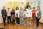 LH-Stv. Manuela Khom mit Schülerinnen und Schülern der Klasse 4A des BG/BRG Weiz sowie der Projektleitung. © Land Steiermark/Binder; bei Quellenangabe honorarfrei LH-Stv. Manuela Khom mit Schülerinnen und Schülern der Klasse 4A des BG/BRG Weiz sowie der Projektleitung.