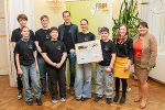 LH-Stv. Manuela Khom mit Schülerinnen und Schülern der Klassen 3E, 5A, 6B des BG/BRG Hartberg sowie der Projektleitung. © Land Steiermark/Binder; bei Quellenangabe honorarfrei LH-Stv. Manuela Khom mit Schülerinnen und Schülern der Klassen 3E, 5A, 6B des BG/BRG Hartberg sowie der Projektleitung.