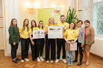 LH-Stv. Manuela Khom mit Schülerinnen und Schülern der Klassen 3A und 3B der HBLA für wirtschaftliche Berufe Weiz sowie der Projektleitung. © Land Steiermark/Binder; bei Quellenangabe honorarfrei LH-Stv. Manuela Khom mit Schülerinnen und Schülern der Klassen 3A und 3B der HBLA für wirtschaftliche Berufe Weiz sowie der Projektleitung.