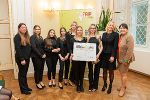 LH-Stv. Manuela Khom mit der Schülergruppe der Klasse 3bAHLH der Landesberufsschule Bad Radkersburg sowie der Projektleitung. © Land Steiermark/Binder; bei Quellenangabe honorarfrei LH-Stv. Manuela Khom mit der Schülergruppe der Klasse 3bAHLH der Landesberufsschule Bad Radkersburg sowie der Projektleitung.