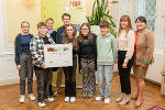 LH-Stv. Manuela Khom mit Schülerinnen und Schülern der Klassen 3A und 3B der MS Grafendorf bei Hartberg sowie der Projektleitung. © Land Steiermark/Binder; bei Quellenangabe honorarfrei LH-Stv. Manuela Khom mit Schülerinnen und Schülern der Klassen 3A und 3B der MS Grafendorf bei Hartberg sowie der Projektleitung.