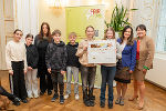 LH-Stv. Manuela Khom mit Schülerinnen und Schülern der MS & ORG Laßnitzhöhe sowie der Projektleitung. © Land Steiermark/Binder; bei Quellenangabe honorarfrei LH-Stv. Manuela Khom mit Schülerinnen und Schülern der MS & ORG Laßnitzhöhe sowie der Projektleitung.