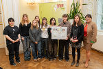 LH-Stv. Manuela Khom mit Schülerinnen und Schülern der Klassen 2ZHKUK und 3YHKUK der Ortweinschule Graz sowie der Projektleitung. © Land Steiermark/Binder; bei Quellenangabe honorarfrei LH-Stv. Manuela Khom mit Schülerinnen und Schülern der Klassen 2ZHKUK und 3YHKUK der Ortweinschule Graz sowie der Projektleitung.