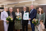 Lisa Straschek, Werner Straschek, Claudia Straschek, Geschäftsführer Paul Straschek, Landeshauptmann Mario Kunasek, Laura Straschek und Florentin Straschek (v.l.) bei der feierlichen Überreichung des steirischen Landeswappens. © Foto: Barbara Majcan; bei Quellenangabe honorarfrei