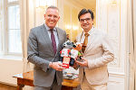 Special Olympics-Präsident Laurenz Maresch bedankte sich bei LH Kunasek für den herzlichen Empfang im Weißen Saal der Grazer Burg und überreichte die beiden Maskottchen der Sportbewegung. © Land Steiermark/Robert Binder; Verwendung bei Quellenangabe honorarfrei Special Olympics-Präsident Laurenz Maresch bedankte sich bei LH Kunasek für den herzlichen Empfang im Weißen Saal der Grazer Burg und überreichte die beiden Maskottchen der Sportbewegung.