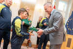 Auch für die Olympioniken gab es ein Präsent von LH Kunasek. © Land Steiermark/Robert Binder; Verwendung bei Quellenangabe honorarfrei Auch für die Olympioniken gab es ein Präsent von LH Kunasek.