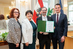 LR Stefan Hermann (re.), LADin Brigitte Scherz-Schaar und LH-Stv. Manuela Khom überreichten Johannes Mindler-Steiner vom Afro-Asiatischen Institut Graz (v.l.) den Menschenrechtspreis des Landes Steiermark 2024. © Foto: Land Steiermark/Binder; bei Quellenangabe honorarfrei LR Stefan Hermann (re.), LADin Brigitte Scherz-Schaar und LH-Stv. Manuela Khom überreichten Johannes Mindler-Steiner vom Afro-Asiatischen Institut Graz (v.l.) den Menschenrechtspreis des Landes Steiermark 2024.