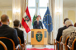 Im Weißen Saal der Grazer Burg überreichte LR Stefan Hermann heute Mittag die Menschenrechtspreise des Landes Steiermark 2024 © Foto: Land Steiermark/Binder; bei Quellenangabe honorarfrei Im Weißen Saal der Grazer Burg überreichte LR Stefan Hermann heute Mittag die Menschenrechtspreise des Landes Steiermark 2024