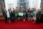Verleihung der Josef Krainer-Preise 2025 in der Aula der Alten Universität: Landtagspräsident Gerald Deutschmann, Landeshauptmann-Stellvertreterin Manuela Khom und Steirisches Gedenkwerk-Obmann Gerald Schöpfer mit den Ausgezeichneten. © Land Steiermark/Streibl; bei Quellenangabe honorarfrei