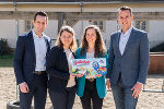 Klubobmann Lukas Schnitzer (li.) und LR Stefan Hermann übergeben an die Pädagoginnen einen Büchergutschein. © Foto: Land Steiermark/Binder; bei Quellenangabe honorarfrei