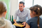 Den bevorstehenden österreichischen Tag des Vorlesens nutzt LR Stefan Hermann, um Kindergartenkindern vorzulesen. © Foto: Land Steiermark/Binder; bei Quellenangabe honorarfrei Den bevorstehenden österreichischen Tag des Vorlesens nutzt LR Stefan Hermann, um Kindergartenkindern vorzulesen.