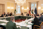Im Weißen Saal der Grazer Burg kamen Vertreterinnen und Vertreter von Politik, Verwaltung, Interessensvertretungen und Städten und Gemeinden zum Deregulierungsgipfel zusammen.