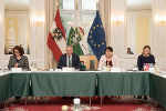 LH Mario Kunasek und LH-Stv. Manuela Khom begrüßten zum Deregulierungsgipfel im Weißen Saal der Grazer Burg, die Landesverwaltung wurde von LAD Brigitte Scherz-Schaar (l.) und Verfassungsdienst-Leiterin Waltraud Bauer-Dorner (r.) vertreten. 