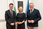 Lorenz Rösslhuber wurde als erster Richter in Anwesenheit von Landeshauptmann Mario Kunasek durch die Präsidentin des Landesverwaltungsgerichtes, Verena Ennemoser, angelobt. © Land Steiermark/Jesse Streibl/bei Namensnennung Verwendung honorarfrei Lorenz Rösslhuber wurde als erster Richter in Anwesenheit von Landeshauptmann Mario Kunasek durch die Präsidentin des Landesverwaltungsgerichtes, Verena Ennemoser, angelobt.