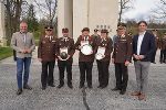 Landeshauptmann Mario Kunasek, OBR Harald Schaden (BFK Judenburg), OLM d. F. Markus Fritz (FF Peterdorf), HBI Gerald Kleemaier (FF Oberzeiring), LM d. F. Dominika Dorfer (FF Peterdorf), Landesfeuerwehrkommandant LBD Reinhard Leichtfried und Bgm. Mst. Joachim Schnabel (v.l.) © Land Steiermark/Mitteregger; bei Quellenangabe honorarfrei Landeshauptmann Mario Kunasek, OBR Harald Schaden (BFK Judenburg), OLM d. F. Markus Fritz (FF Peterdorf), HBI Gerald Kleemaier (FF Oberzeiring), LM d. F. Dominika Dorfer (FF Peterdorf), Landesfeuerwehrkommandant LBD Reinhard Leichtfried und Bgm. Mst. Joachim Schnabel (v.l.)