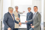 Konservatoriums-Direktor Eduard Lanner, Vizerektorin Constanze Wimmer, YAS-Leiterin Anke Schittenhelm und Bildungslandesrat Stefan Hermann (v.l.)heißen die jungen Talente auf den Stiegen der Kunstuniversität willkommen.   