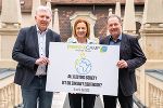Landesrätin Simone Schmiedtbauer flankiert von Murau-Bürgermeister Thomas Kalcher (li.) und Harald Kraxner (Geschäftsführer Holzwelt Murau)