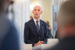 Finanzlandesrat Willibald Ehrenhöfer bei der Budgetpräsentation 2025.