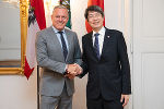 Landeshauptmann Mario Kunasek (l.) begrüßte den japanischen Botschafter Kiminori Iwama (r.) anlässlich seines Antrittsbesuches in der Grazer Burg. © Land Steiermark/Resch; bei Quellenangabe honorarfrei Landeshauptmann Mario Kunasek (l.) begrüßte den japanischen Botschafter Kiminori Iwama (r.) anlässlich seines Antrittsbesuches in der Grazer Burg.