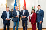 Städtebund-Vorsitzender Bgm. Kurt Wallner, Gemeindebund-Präsident Erwin Dirnberger, Landeshauptmann Mario Kunasek, Landeshauptmann-Stellvertreterin Manuela Khom und Landesrat Stefan Hermann (v.l.) © Land Steiermark/Binder; bei Quellenangabe honorarfrei Städtebund-Vorsitzender Bgm. Kurt Wallner, Gemeindebund-Präsident Erwin Dirnberger, Landeshauptmann Mario Kunasek, Landeshauptmann-Stellvertreterin Manuela Khom und Landesrat Stefan Hermann (v.l.)