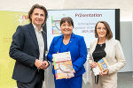Landeshauptmann-Stellvertreterin Manuela Khom (Mitte) präsentierte heute Vormittag gemeinsam mit A9-Chef Patrick Schnabl und Maria Elßer von der A9 den FairStyria-Bildungskatalog © Land Steiermark/Robert Binder; bei Quellenangabe honorarfrei Landeshauptmann-Stellvertreterin Manuela Khom (Mitte) präsentierte heute Vormittag gemeinsam mit A9-Chef Patrick Schnabl und Maria Elßer von der A9 den FairStyria-Bildungskatalog