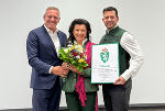 LH Mario Kunasek überreichte an Anita Frauwallner und ihren Sohn Bernd Assinger das steirische Landeswappen (v.l.) © Land Steiermark/Livia Harzl; bei Quellenangabe honorarfrei