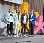 Staatspreis für den steirischen „eWandertag“: Projektleiterin Tina Obermoser, Iris Heinzel (Bildungsdirektion Steiermark) und Referatsleiterin Silvia Fischer (v.l.) bekamen in Wien von Ministerin Claudia Plakolm (r.) den Europa-Staatspreis überreicht.