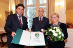 Ehrenringverleihung am 6. Oktober 2008: LH Franz Voves mit Alfred Stingl und dessen Gattin Elli (v.l.)