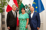 Botschafter Matthieu Peyraud, Landeshauptmann-Stellvertreterin Manuela Khom und der französische Honorarkonsul Bernhard Rinner (v.l.)