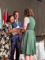 Drei Personen auf einer Bühne