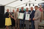 LH Mario Kunasek überreichte den Vertretern der E-Werk Gleinstätten GmbH mit weiteren Ehrengästen das Landeswappen.