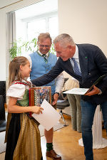 Landeshauptmann Mario Kunasek  überreichte Urkunden © Land Steiermark/ Streibl Landeshauptmann Mario Kunasek  überreichte Urkunden