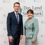 Ein Mann und eine Frau stehen nebeneinander.